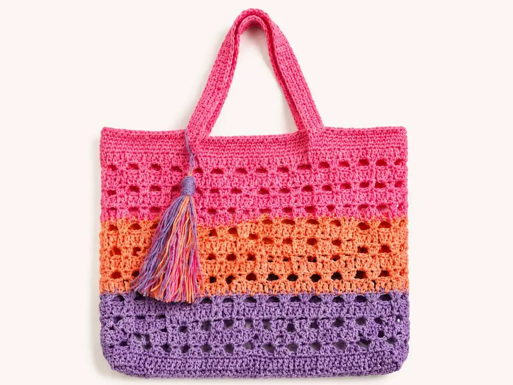 Häkeltasche Anleitung kostenlos – gestreifte Mesh Tote Bag in Rosa, Pfirsich und Flieder gehäkelt